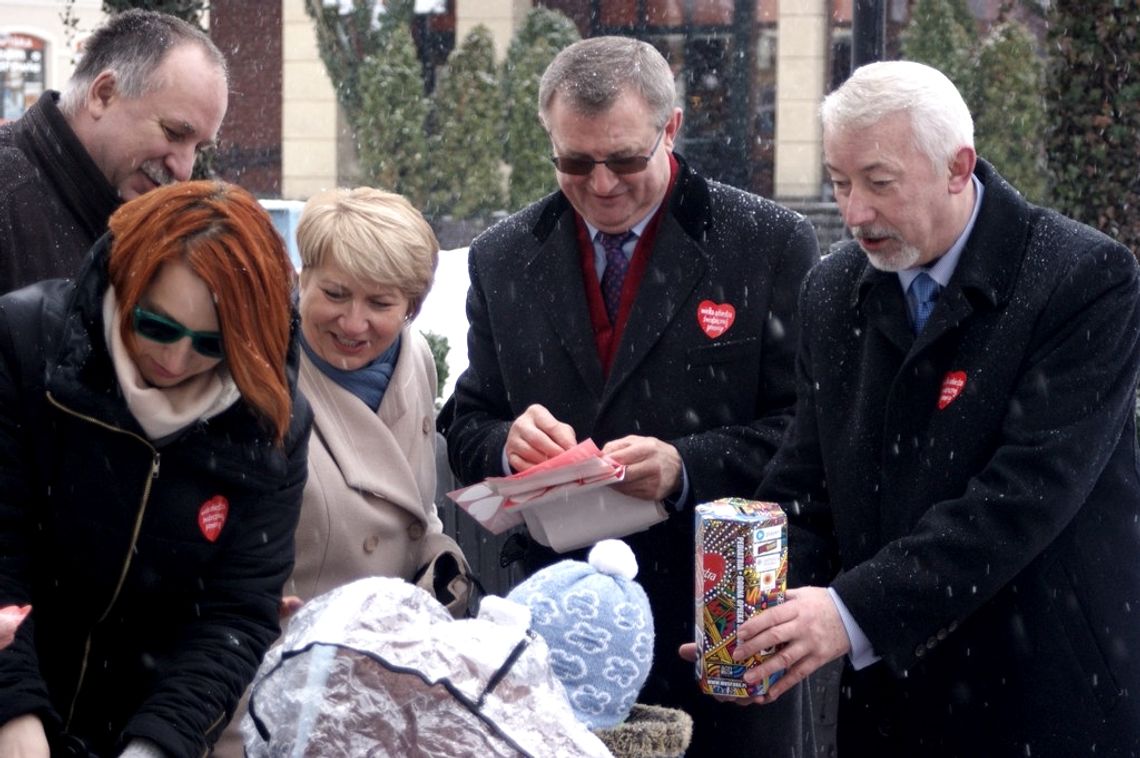 Idealny przykład. Pomagają wszyscy. Nie zabrakło też władz miasta.