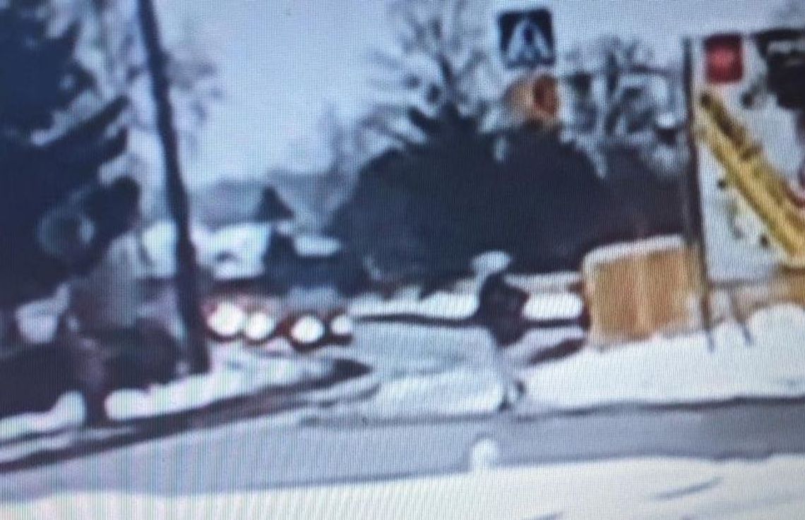 Jechał chodnikiem na którym stało dziecko. Policja szuka kierowcę