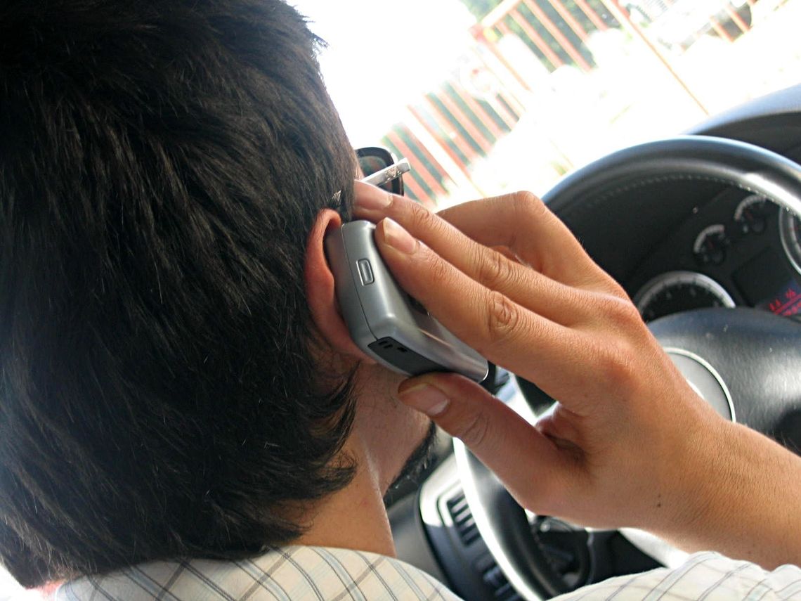 Kierowco nie rozmawiaj przez telefon podczas jazdy. Akcja policji... Kierowco nie rozmawiaj przez telefon podczas jazdy. Akcja policji...