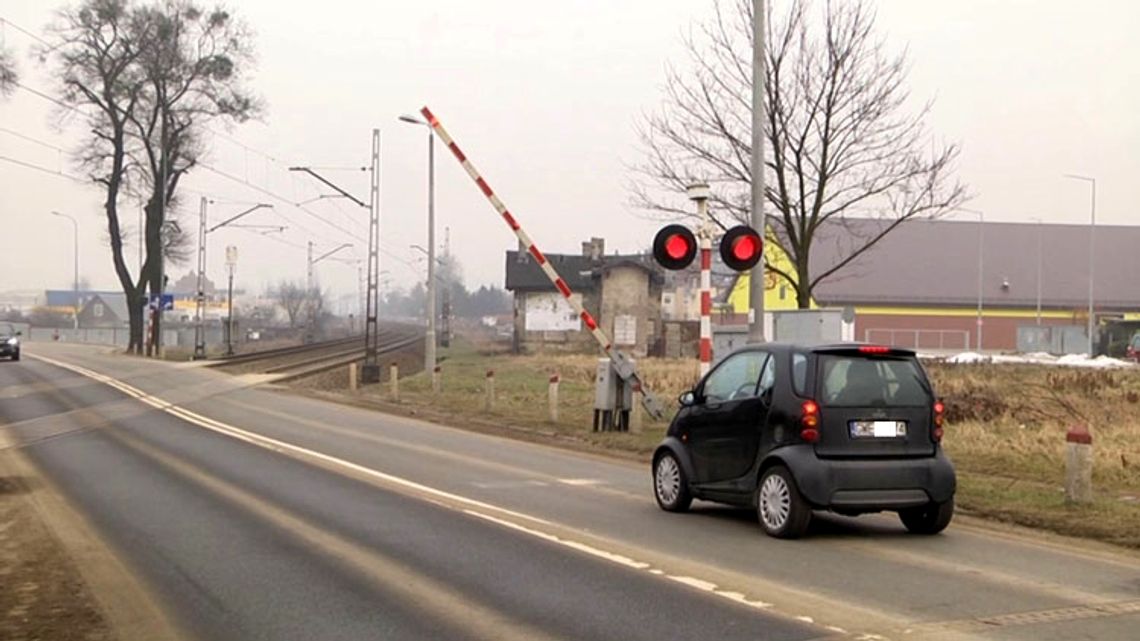 Kierowco zatrzymaj się! Przejazdy kolejowe i zderzenia aut z pociagiem.