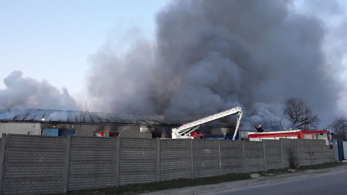 Kłęby dymu nad Gościcinem. Pożar hali...