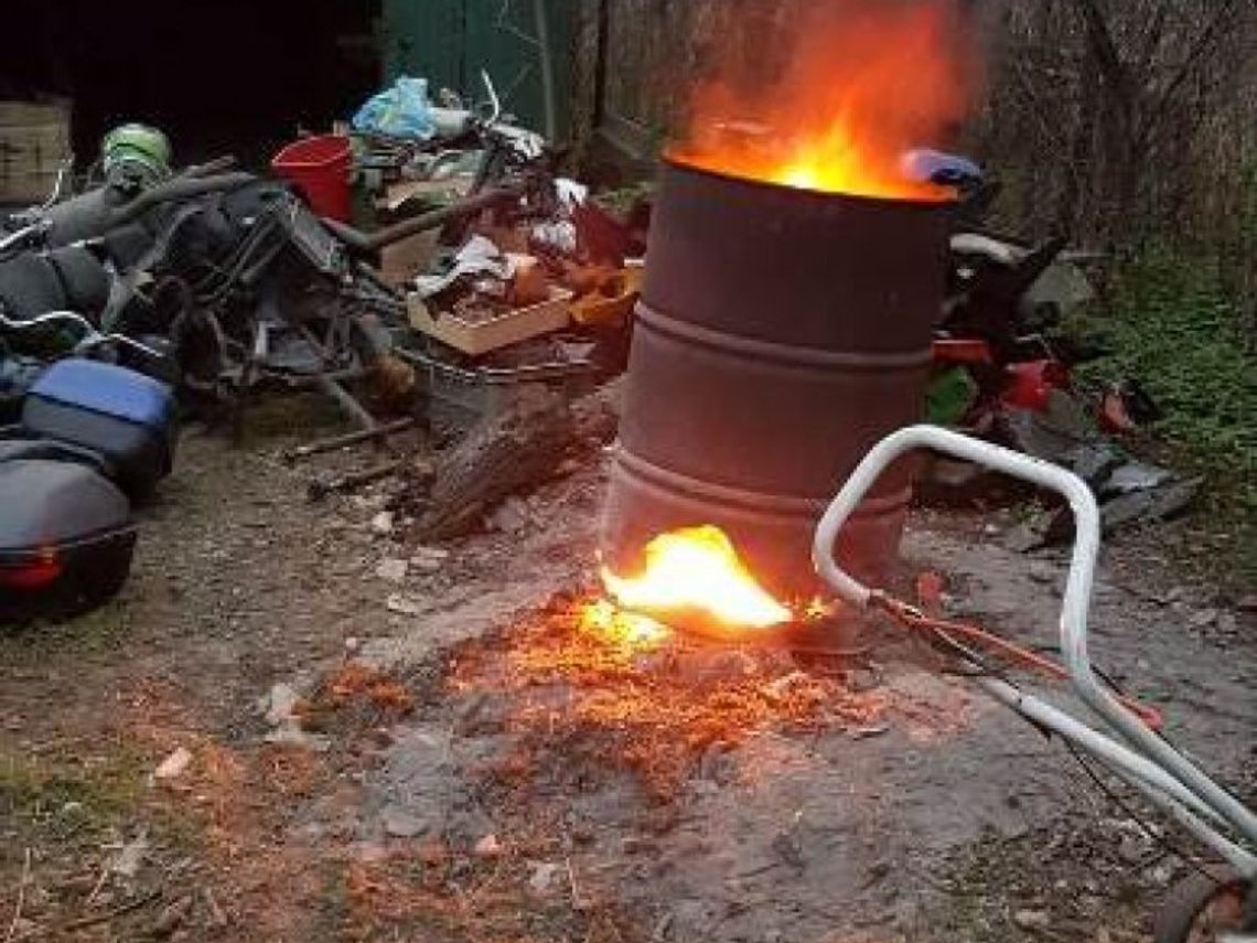 Kolejna osoba spalała odpady. Tym razem gabkę tapicerską. 