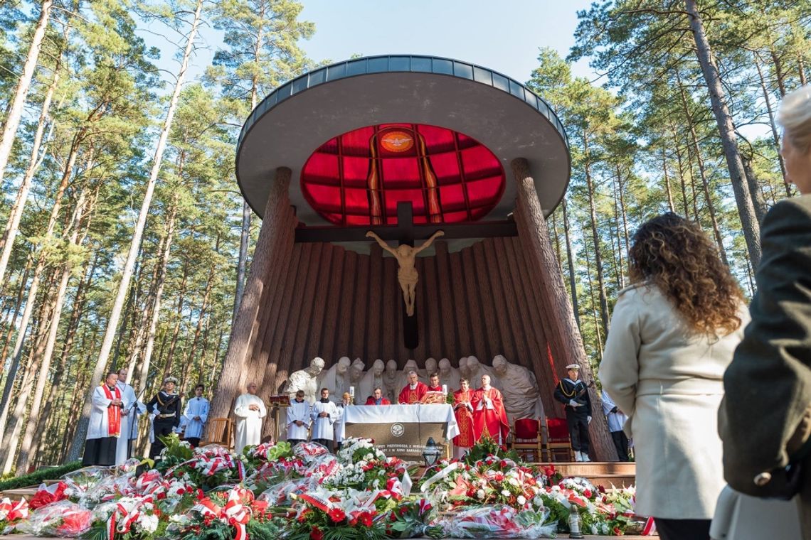 Ku pamięci... Uroczystości w Lesie Piaśnickim.