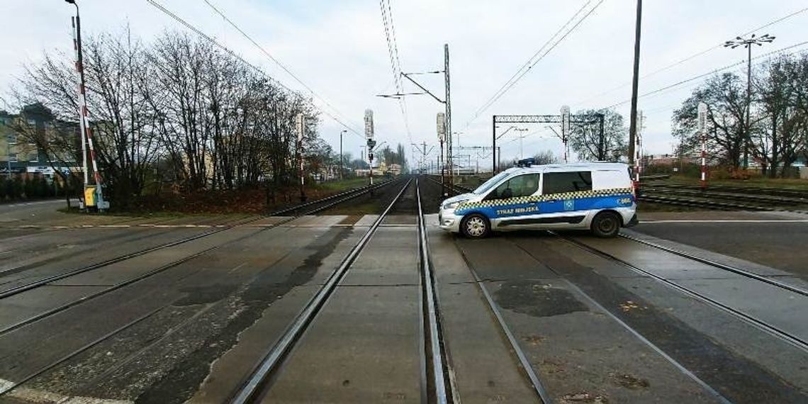 Libacja alkoholowa na torach. Zaraz miał ruszać pociąg... Libacja alkoholowa na torach. Zaraz miał ruszać pociąg...