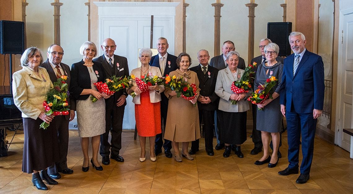 Medale za długoletnie pożycie małżeńskie. Pól wieku i 60 lat razem...