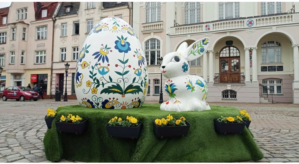 Megapisanka i zajączek na rynku wejherowskim. Kaszubskie akcenty