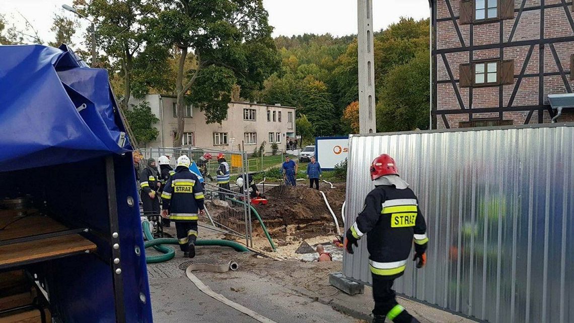 Mężczyzna wpadł do wykopu na placu budowy w Wejherowie. Mimo reanimacji - zmarł. 