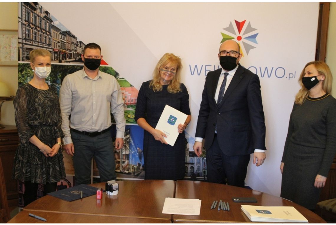 Miejskie dotacje. Podpisanie umów z organizacjami pozarządowymi 