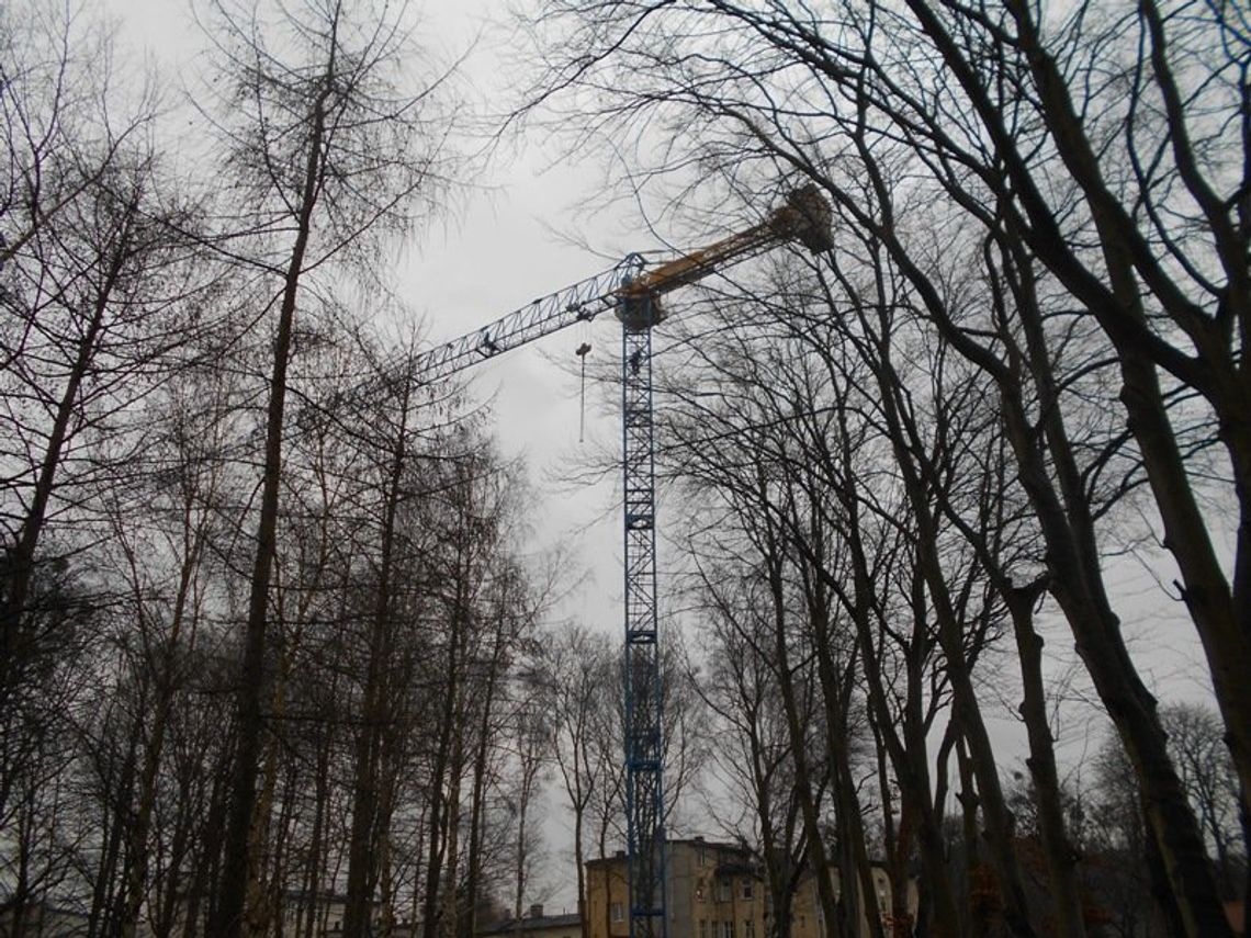 Mogło dojść do tragedii, bo chciał podziwiać panoramę miasta z dźwigu. Był pijany i włamał się na teren budowy.