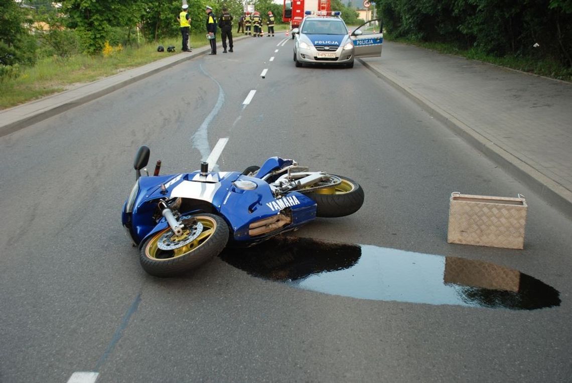 Motocyklista uderzył w słup