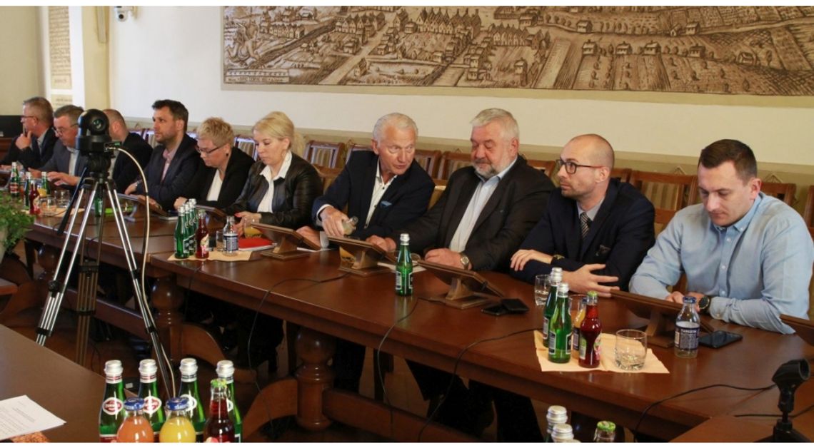 Nadzwyczajna sesja w Wejherowie. Cmentarz komunalny i drogi