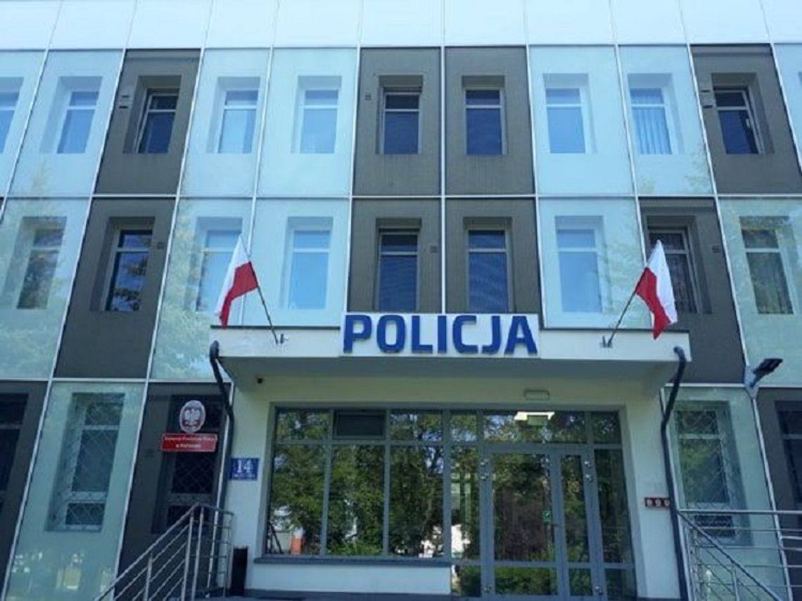 Nie miała maseczki, więc...? Uderzyła policjanta