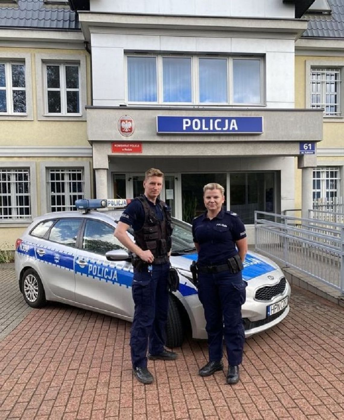 Nietrzeźwy kierujący wpadł do rzeki. Pomogli mu policjanci z Redy