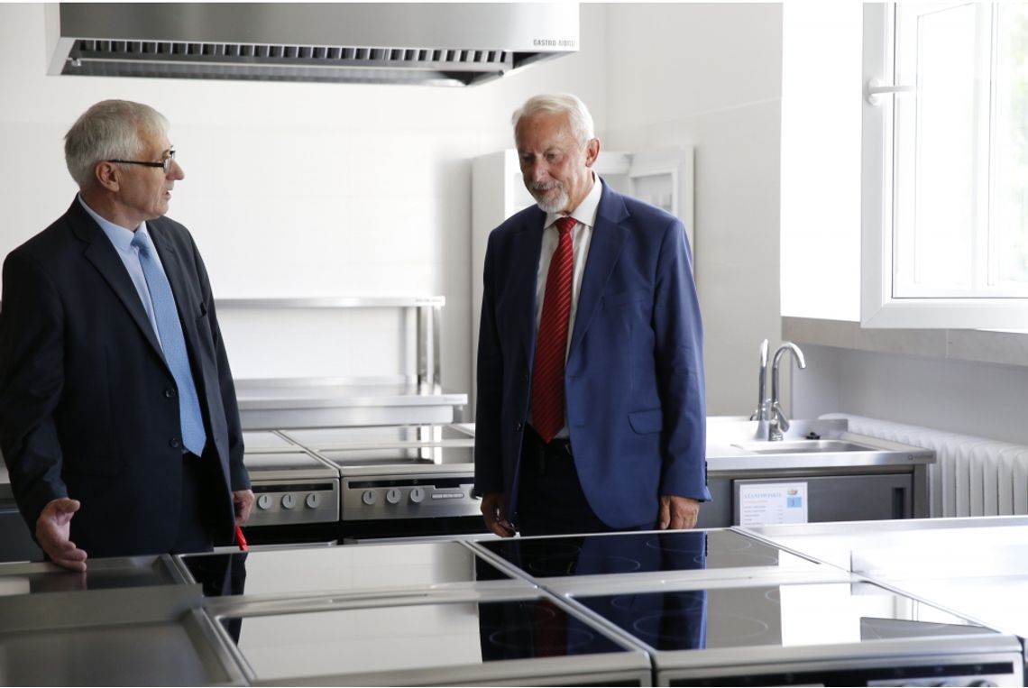 Nowoczesne boisko i sala elektroenergetyczna