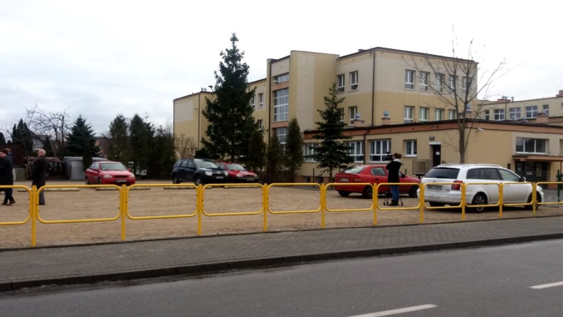 Nowy parking przy szkole. Rodzicu nie parkuj już na jezdni. Czy będzie zatem bezpieczniej?