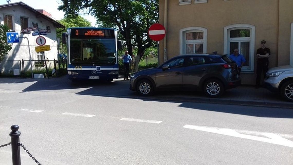 Opóźnienie autobusów przez niewłaściwe parkowanie auta. Pojazd odholowano na parking policyjny