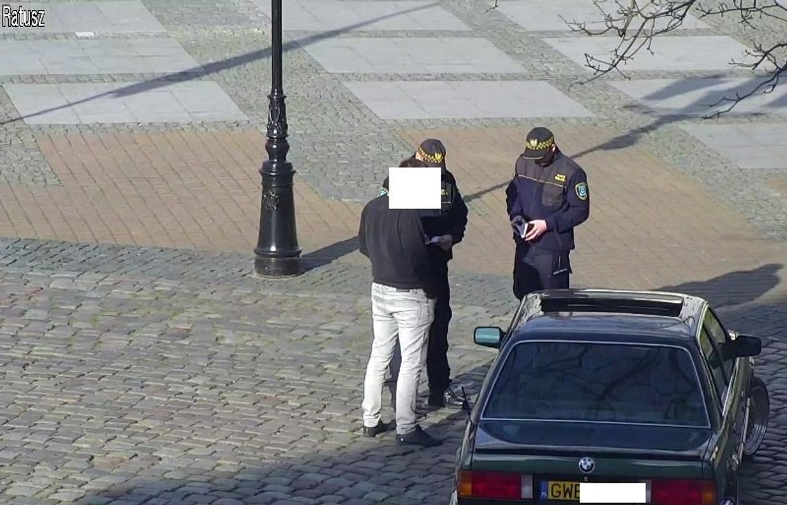 Plac Jakuba Wejhera. Nie zastosował się do prawa, bo...ma zabytkowe tablice Plac Jakuba Wejhera. Nie zastosował się do prawa, bo...ma zabytkowe tablice