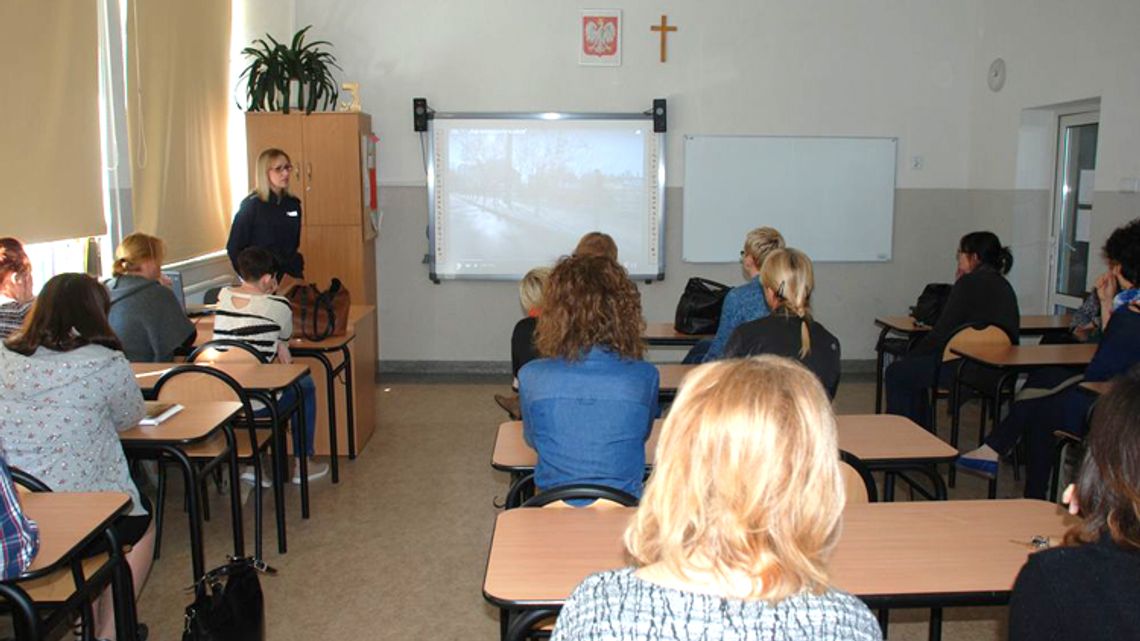 Policjantki szkoliły nauczycieli na temat zagrożeń turystycznych