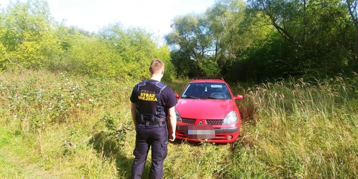 Porzucone auto. Wcześniej zostało skradzione Porzucone auto. Wcześniej zostało skradzione