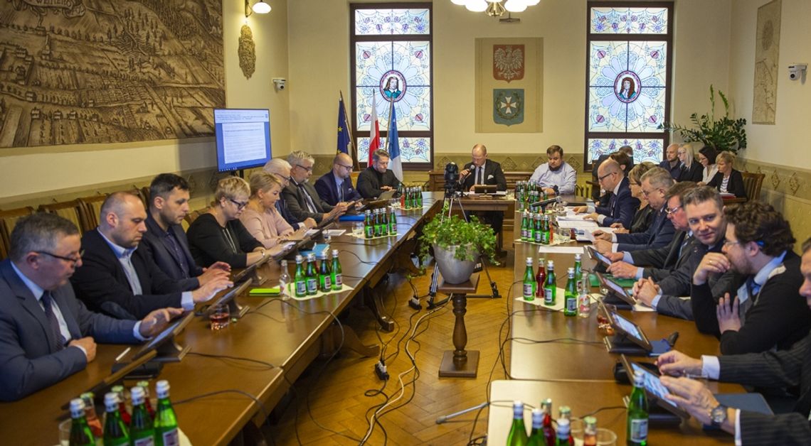 Poszerzenie cmentarza i udzielenie dotacji. Sesja miejska