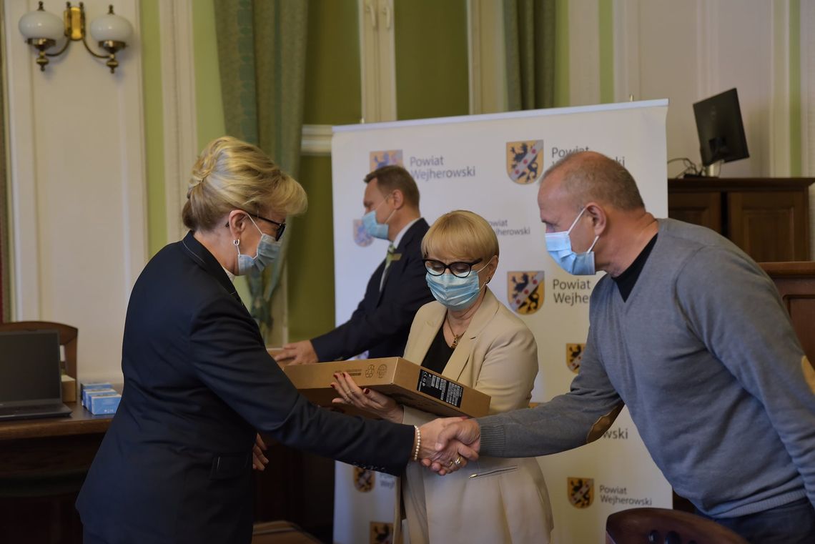 Powiat przekazał laptopy. Dodatkowe wyposazenie szkół w Wejherowie i Rumi