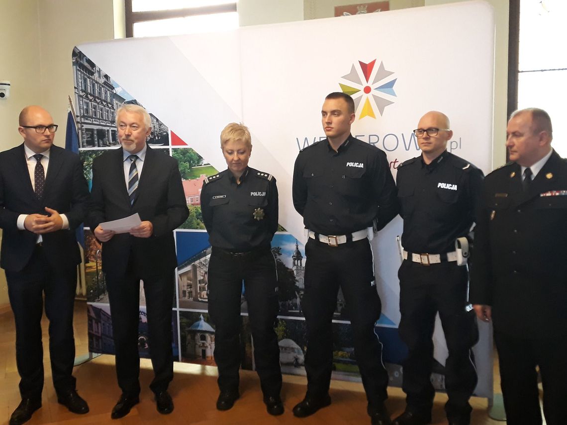 Prezydent nagrodził dzielnych policjantów. Pomogli w ratowaniu ludzi z płonącego budynku...
