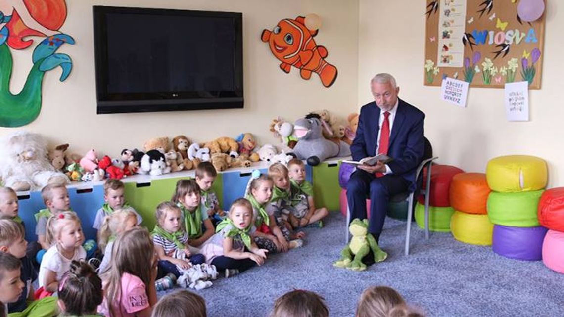 Prezydent Wejherowa czytał dzieciom. Spotkanie w bibliotece 