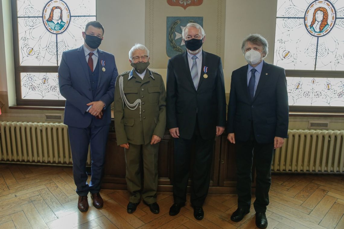 Prezydent Wejherowa uhonorowany. Wyjątkowy medal od żołnierzy Armii Krajowej 