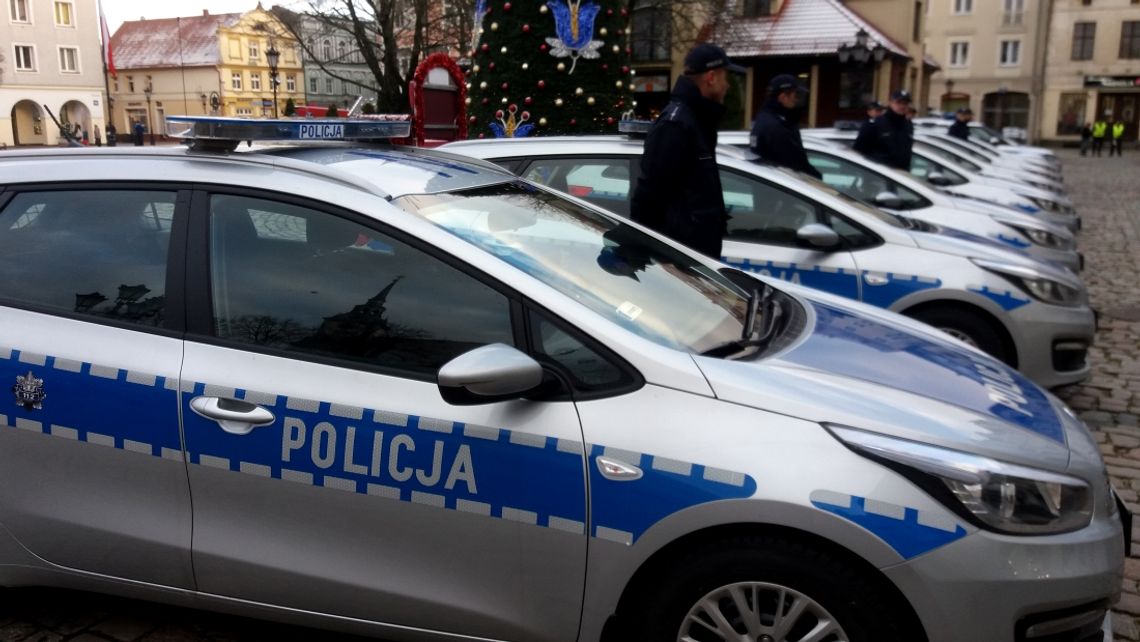 Przed wejherowskim Ratuszem pojawiło sie mnóstwo policjantów i radiowozów. To historyczna chwila...