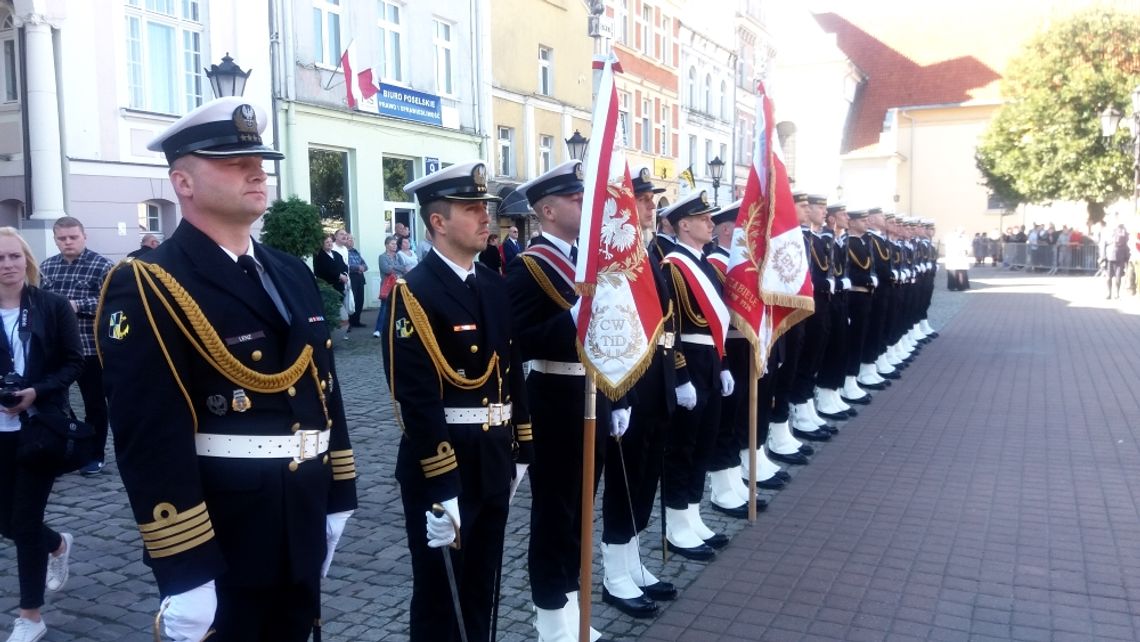 Przekazanie repliki sztandaru...