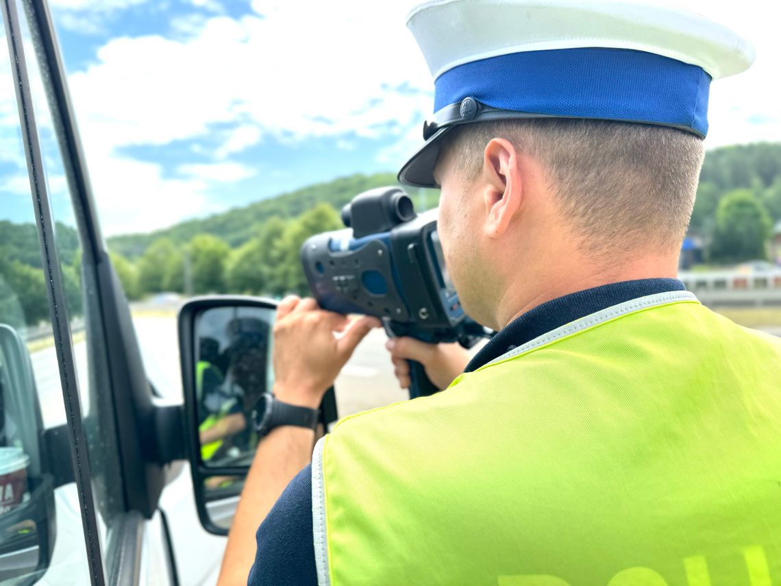 Przekroczył prędkość, bo wiózł rodzącą żonę do szpitala – policjanci udzielili mu eskorty i zdążyli na czas