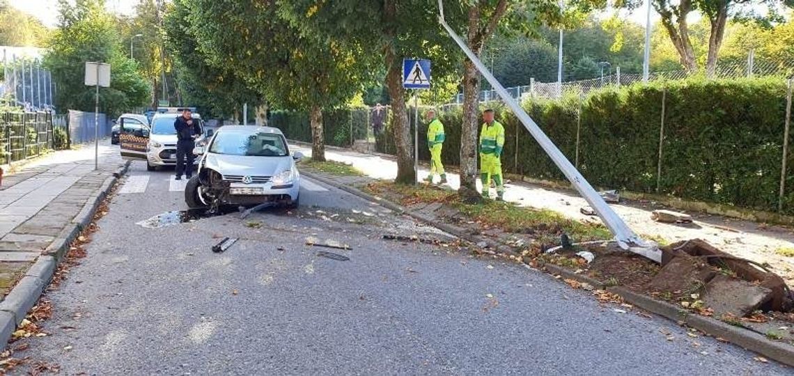 Rajd ulicami Wejherowa. Zniszczone barierki, słup, a fragmenty samochodu w różnych częściach miasta