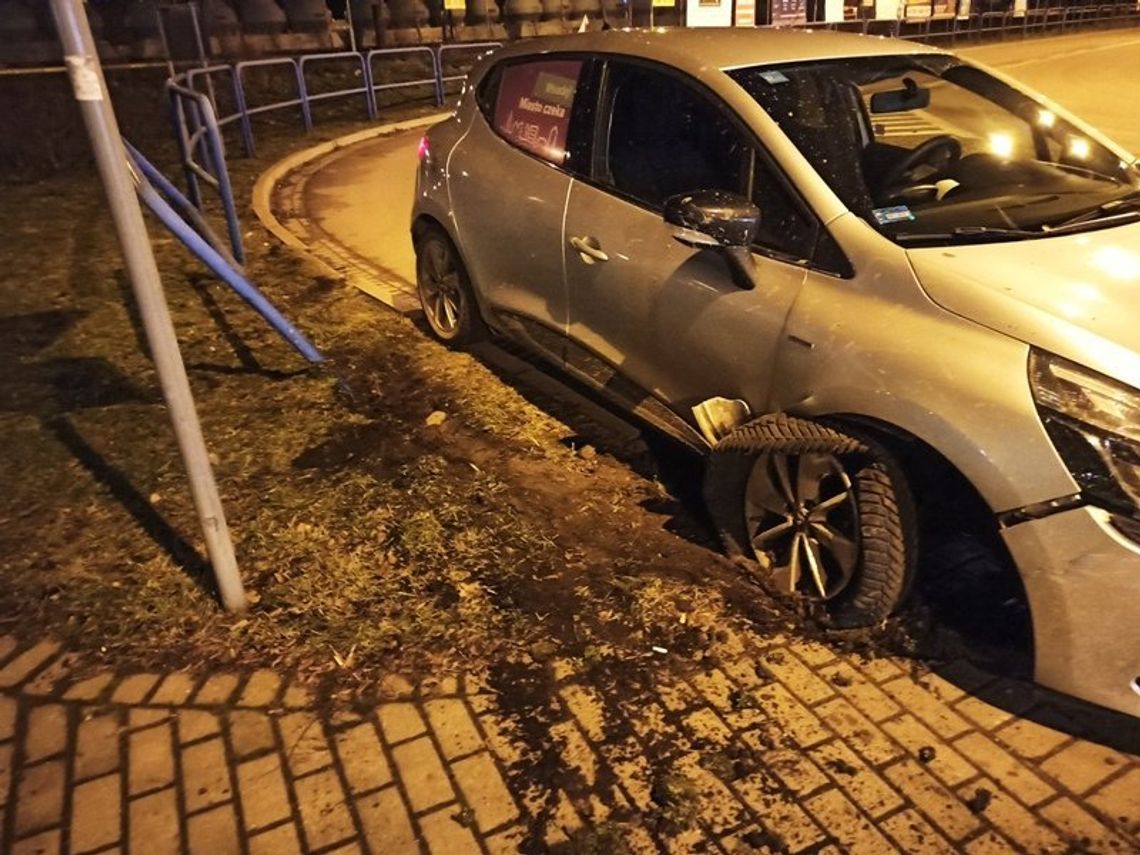 Rozbił wypożyczone auto. Był nietrzeźwy. Rozbił wypożyczone auto. Był nietrzeźwy.