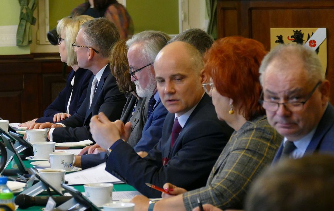 Sesja  w powiecie wejherowskim. Rozbudowa kolejnej szkoły i dalsze modernizacje dróg
