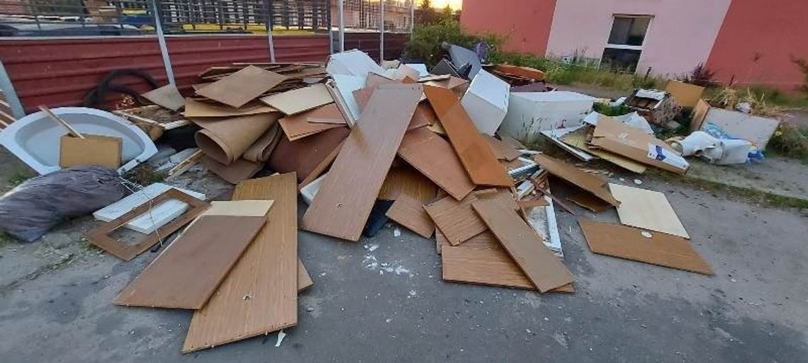 "Śmieciarz" zatrzymany na gorącym uczynku. Odpady z gminy Szemud do Wejherowa...