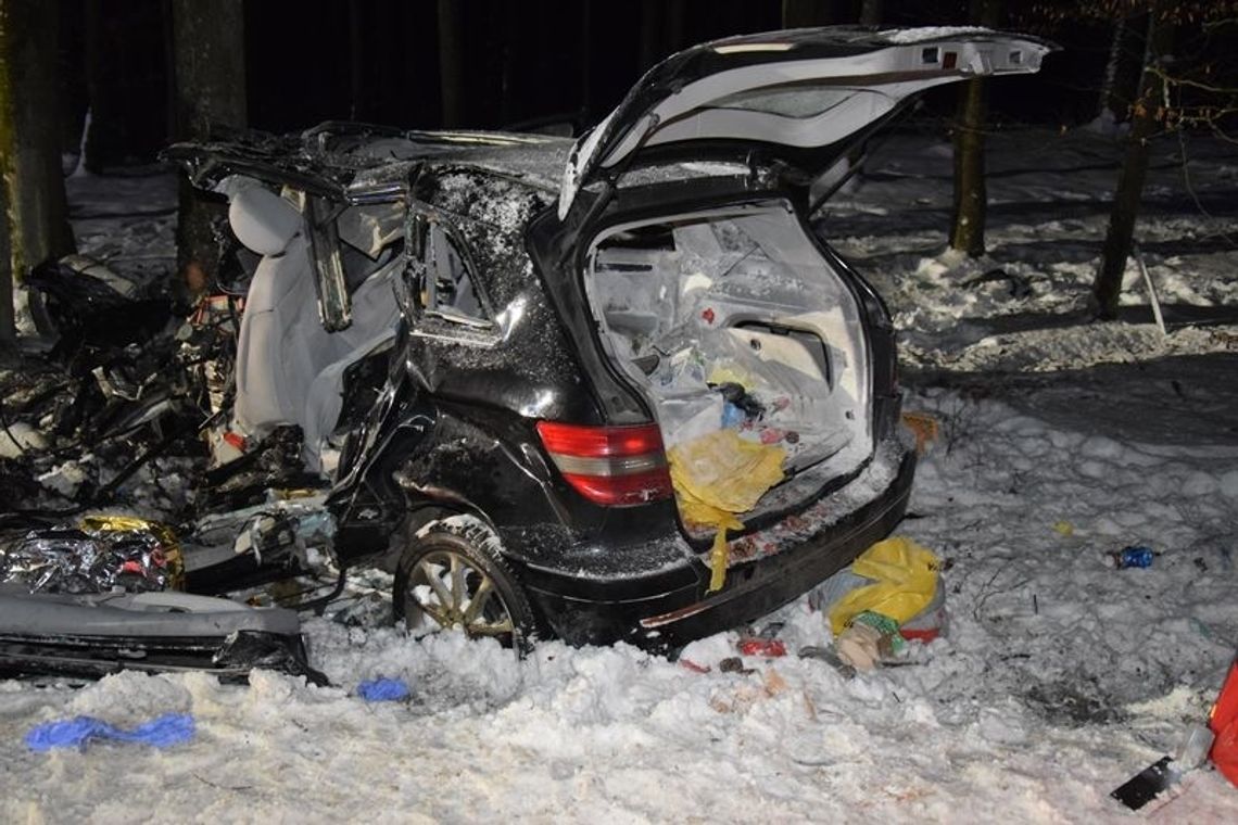 Śmiertelny wypadek w Nowym Dworze Wejherowskim. Kierowca mercedesa uderzył w przydrożne drzewo