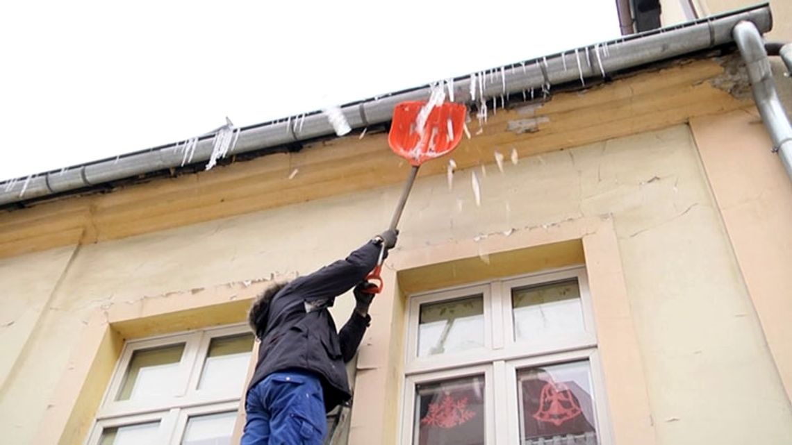 Sople, lód, śnieg. Kto ma obowiązek ich usuwania i odśnieżania. 