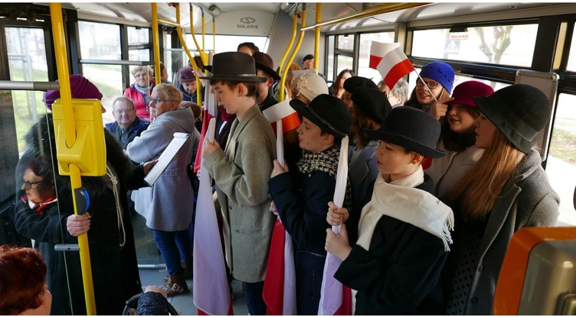 Spiewali w autobusie pieśni patriotyczne. Godność, wolność, niepodległość...