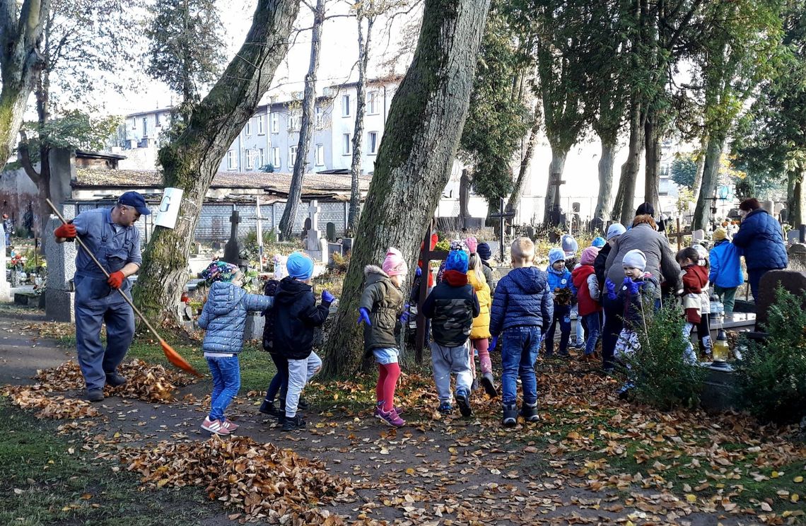 Sprzątali groby... Zadbaj o zarośnięte miejsca pamięci.