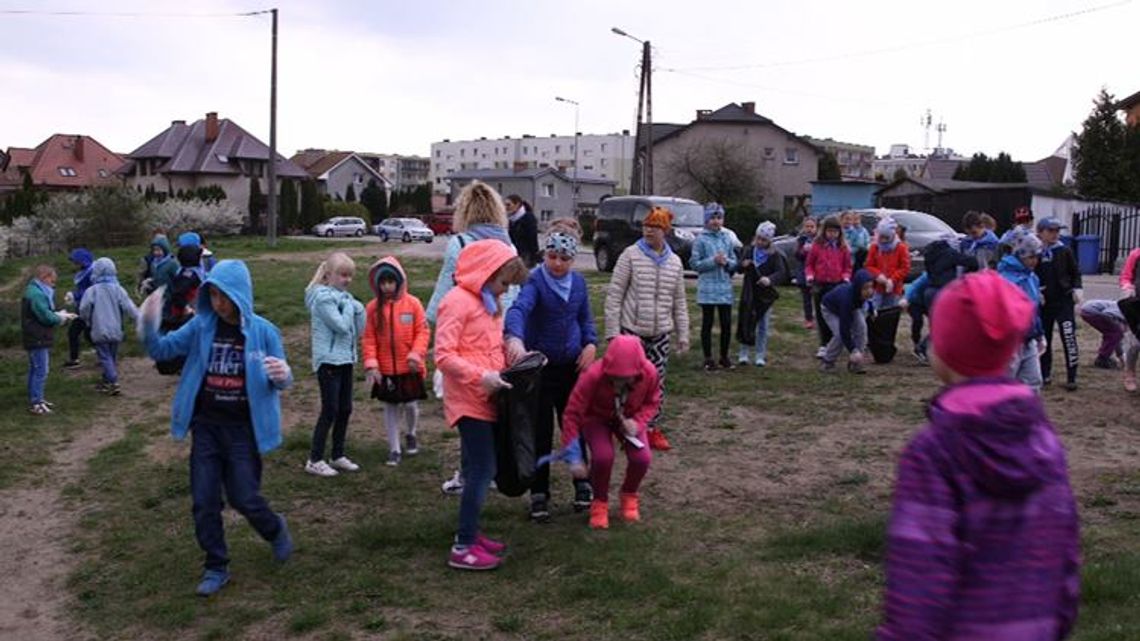 Sprzątanie świata. Uczniowie "jedenastki" uczcili Światowy Dzień Ziemi. 