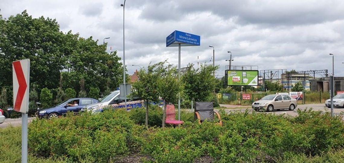 Stare meble na rondzie. Wiadomo skąd pochodzą Stare meble na rondzie. Wiadomo skąd pochodzą