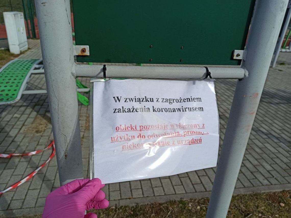 Straż miejska kontroluje zamknięte obiekty. Na terenie szkół i placów zabaw zakaz przebywania