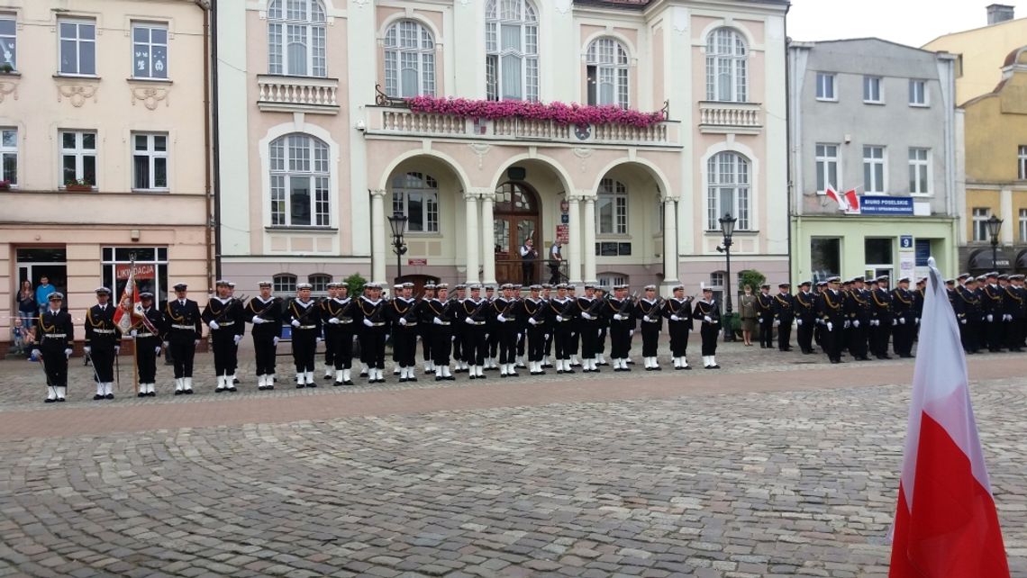 Święto garnizonu z wejherowskiej jednostki. Uroczysty apel przed Ratuszem. 