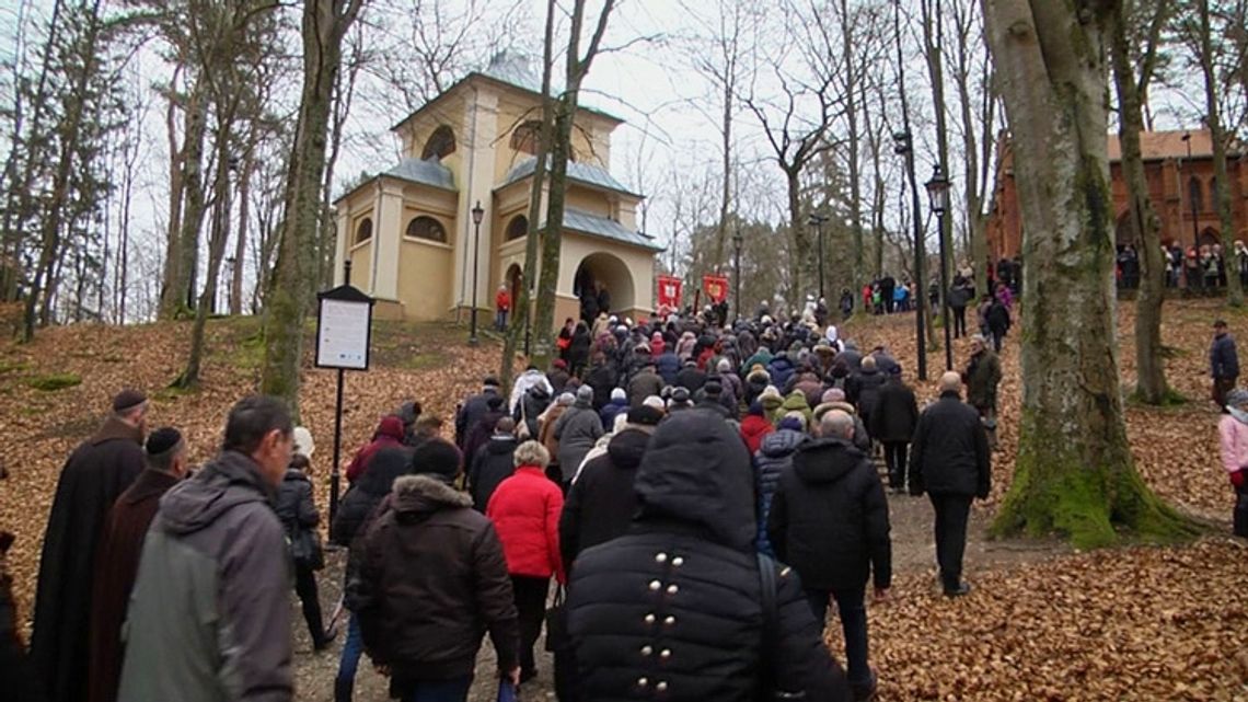 Tłumy na Kalwarii Wejherowskiej. Odzwierciedlenie drogi Chrystusa w Jerozolimie. 