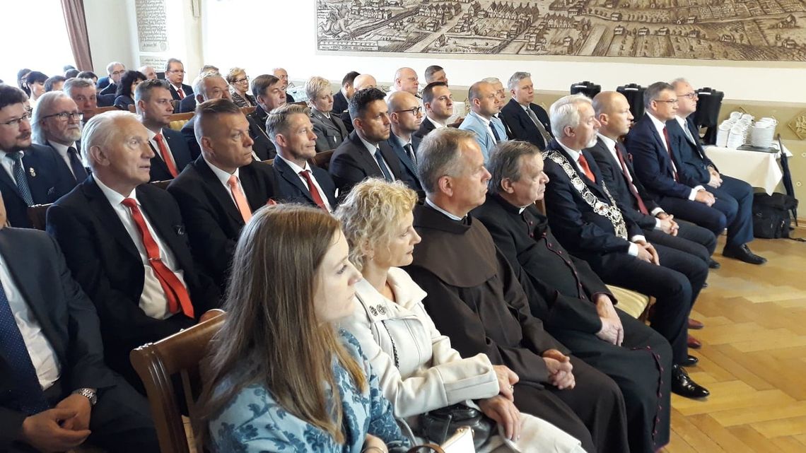 Uroczysta sesja miasta. Fontanna św. Franciszka
