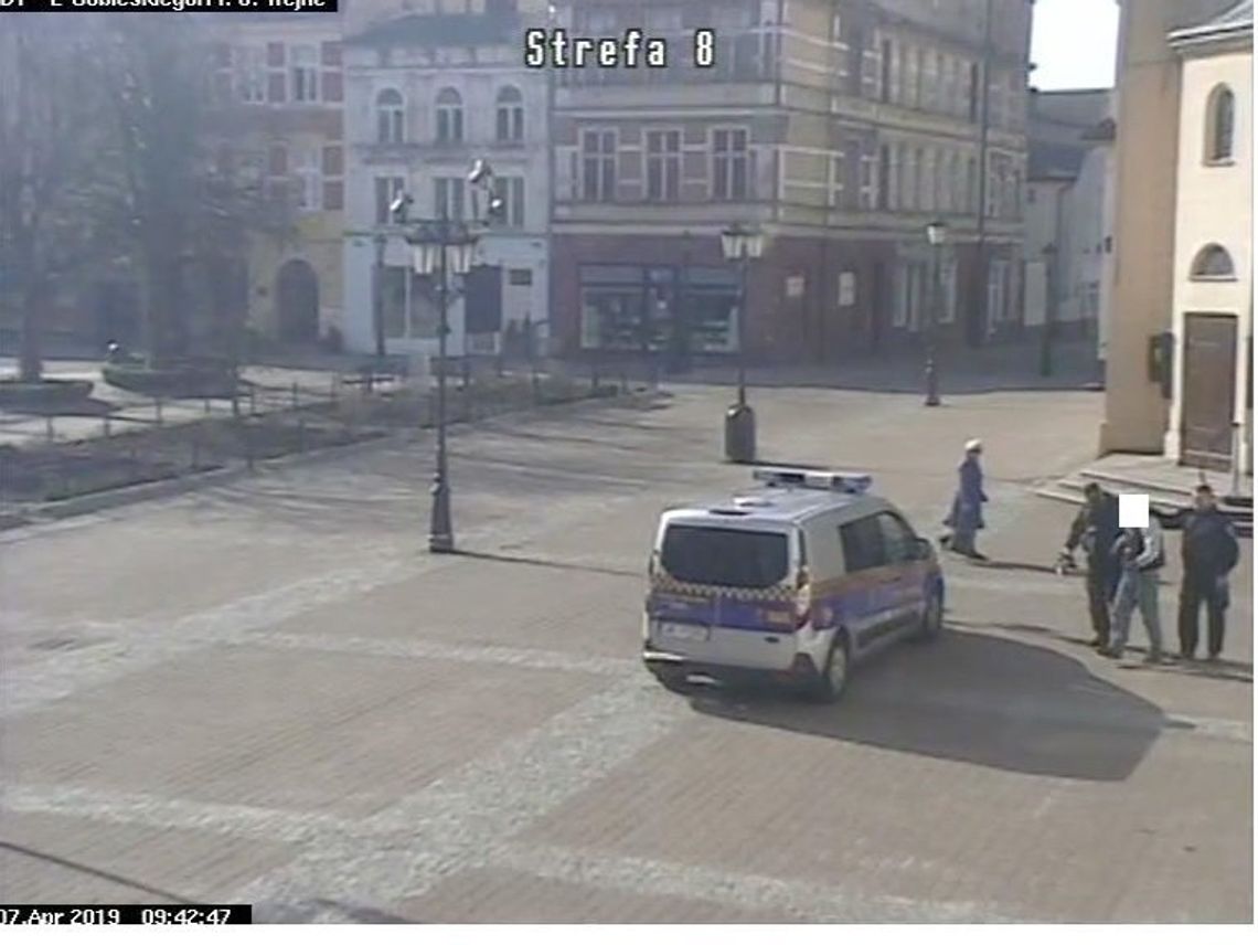 Uszkodził 4 auta i...ukradł kapłańską stułę. Strażnicy odszukali sprawcę