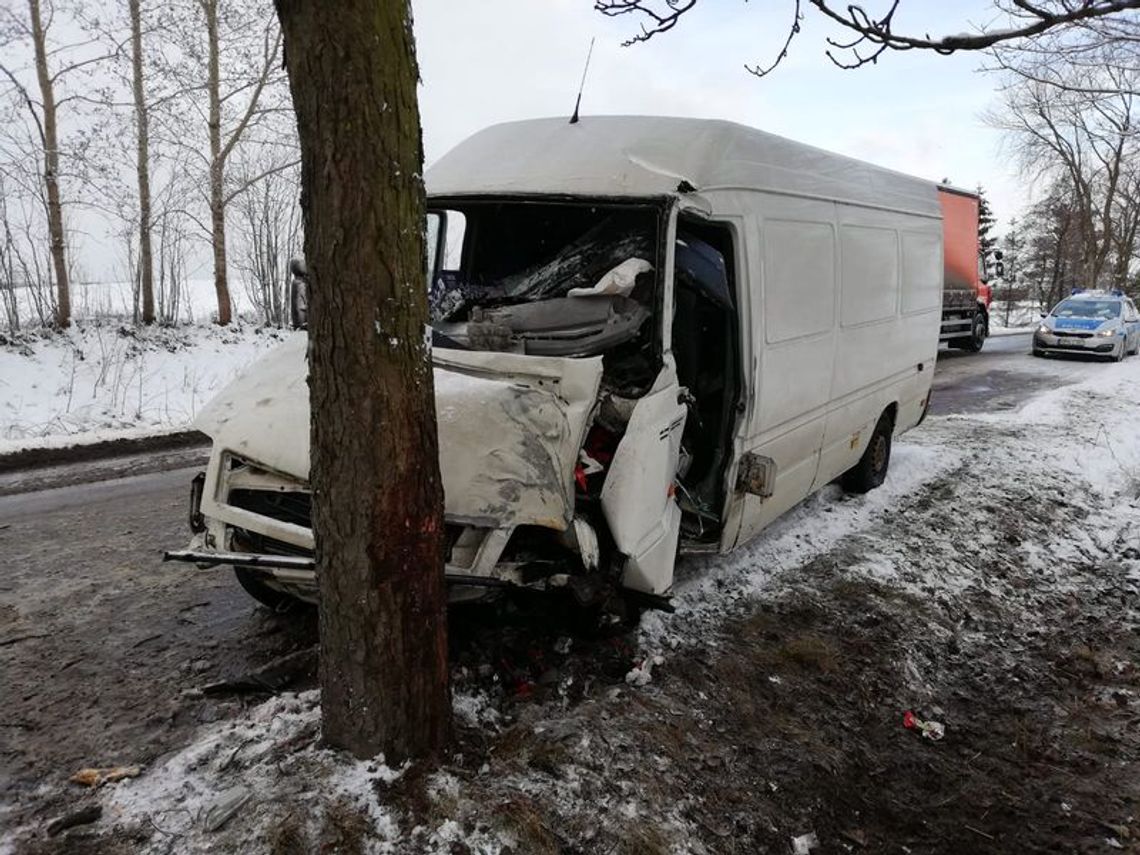 Volkswagenem uderzył w drzewo. Policjanci wyjaśniają okoliczności zdarzenia