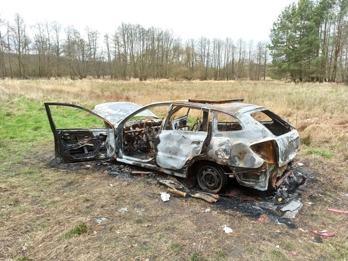 W lesie między Wejherowem a Redą. Spalone auto i wyrzucone opony