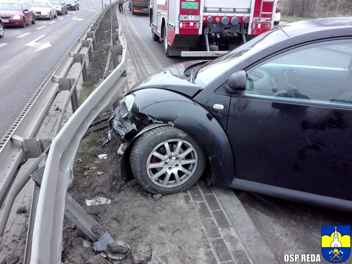 W Redzie zderzyły się samochody. Uważajcie na drogach, jest ślisko. 