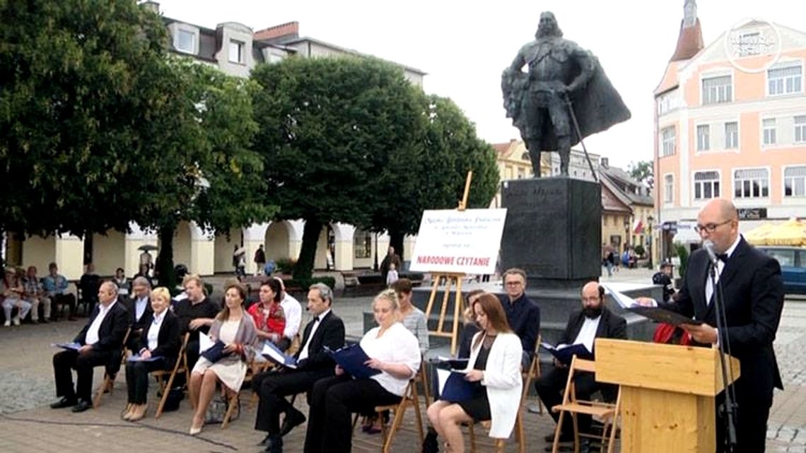 "Wesele" na Placu Wejhera. Czytali Wyspiańskiego.